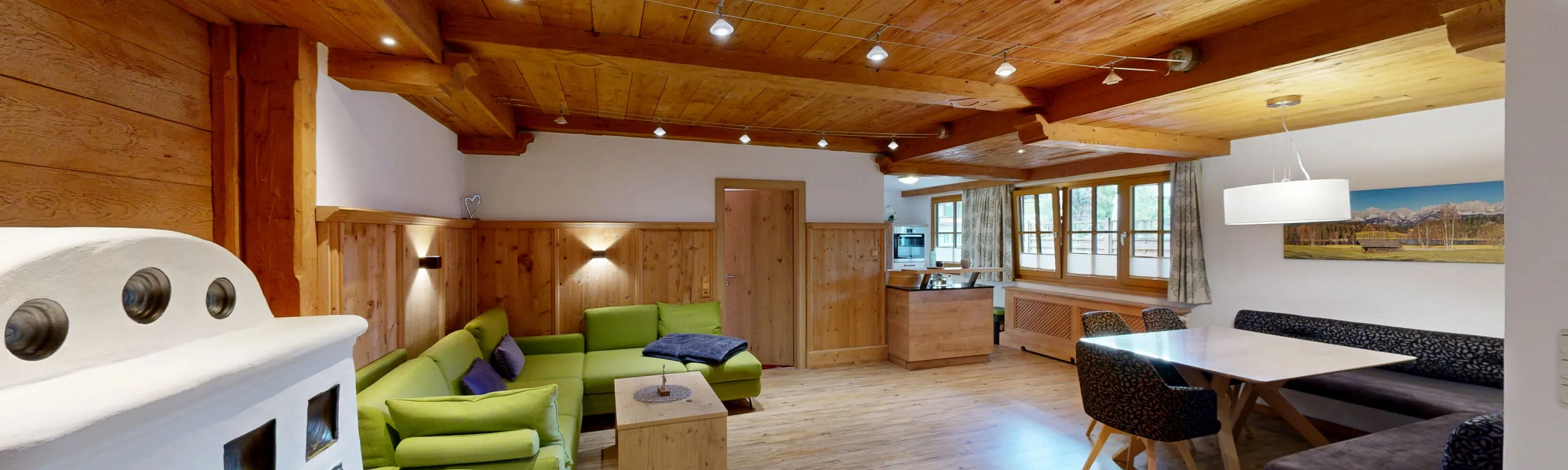 Moderne Wohnung mit Holzwänden, grünen Möbeln und gemütlicher Essecke
